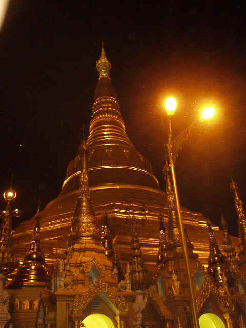 http://ilma.orgfree.com/kohkk5/myanmar/P1010039.JPG (67136 bytes)